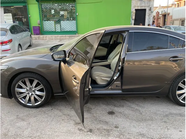 Car image 12