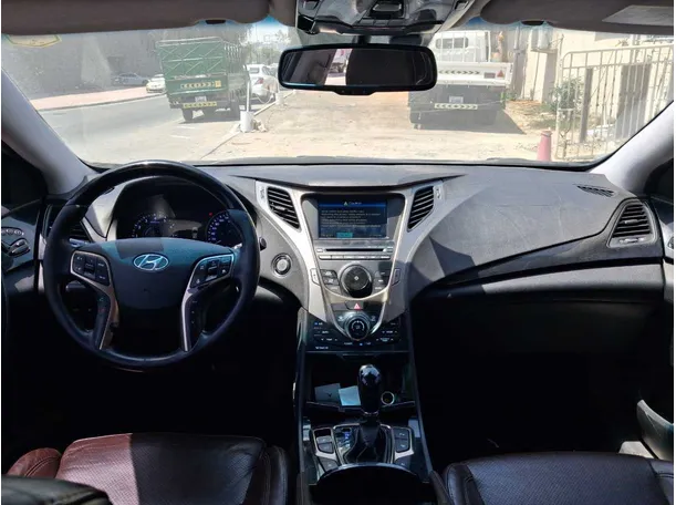 Car image 11