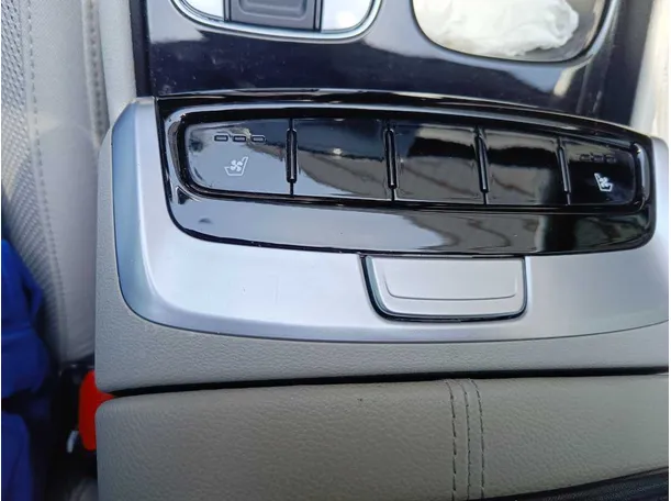 Car image 28