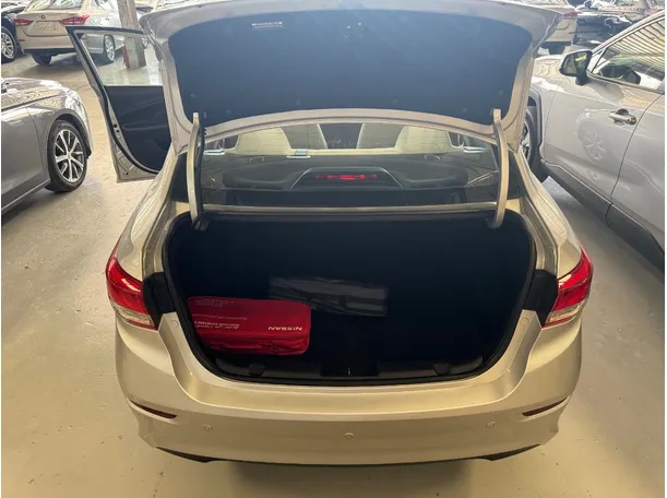 Car image 14