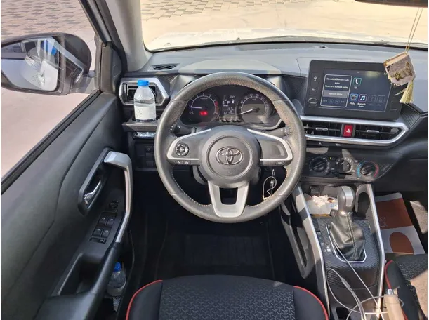 Car image 14