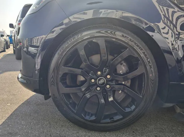 Car image 9