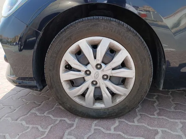 Car image 9