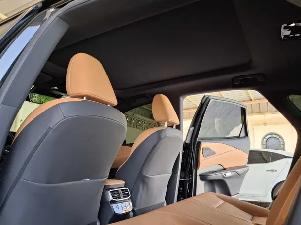 Car image 17