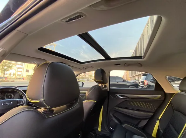 Car image 14