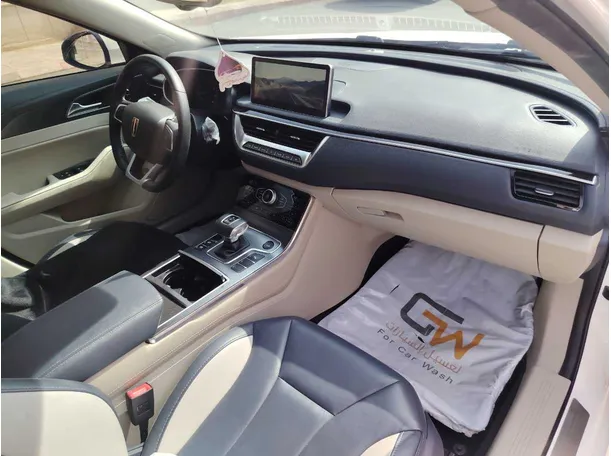 Car image 14