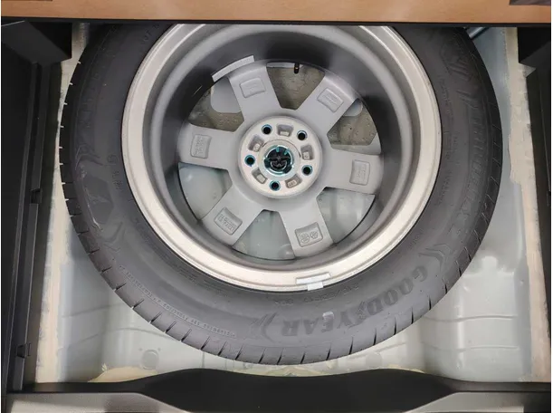 Car image 33