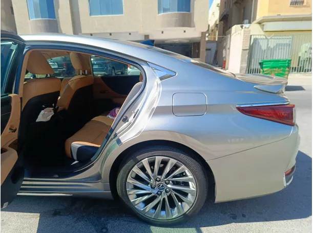 Car image 18