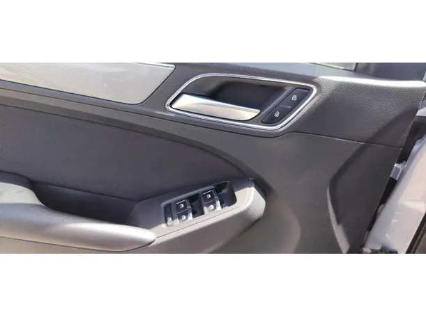 Car image 32