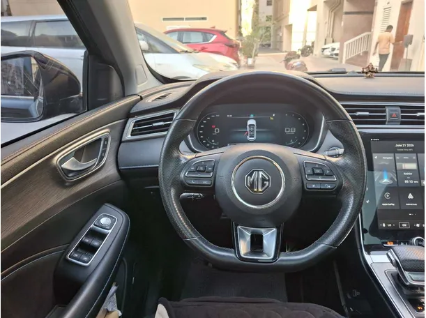 Car image 17