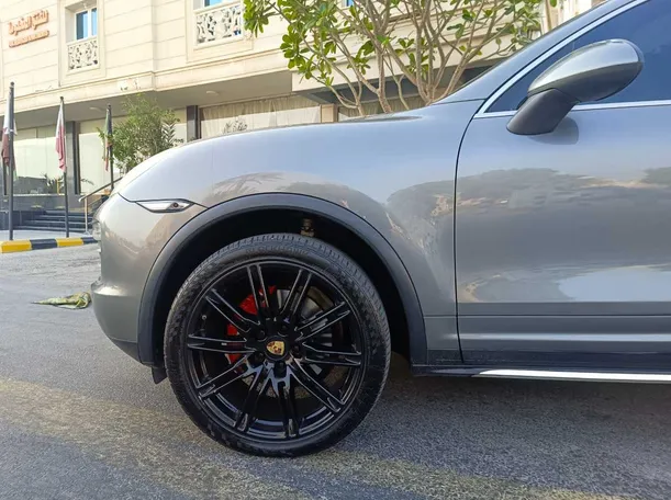 Car image 9