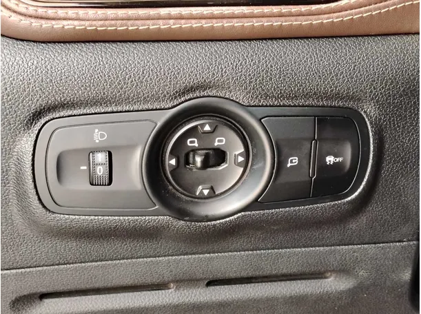 Car image 30