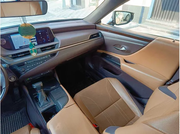 Car image 35