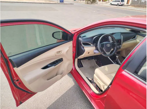 Car image 12