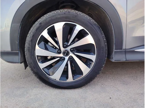 Car image 10