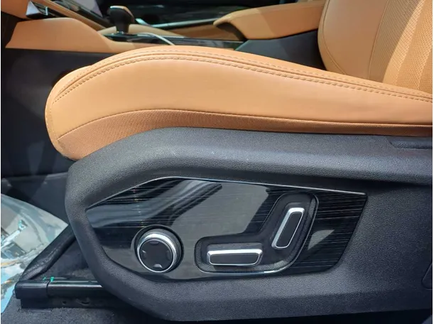 Car image 25