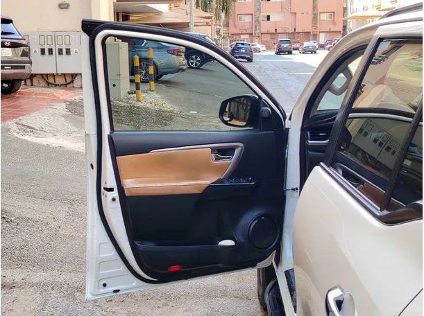 Car image 11
