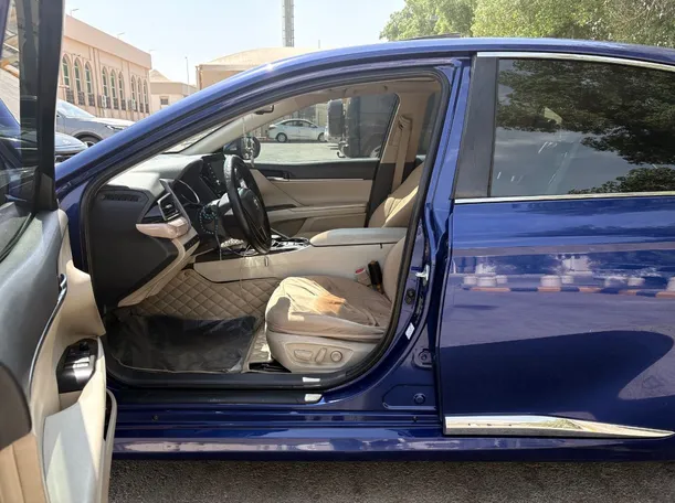 Car image 11
