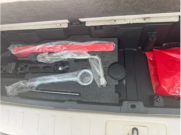 Car image 19