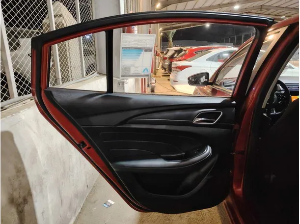 Car image 14