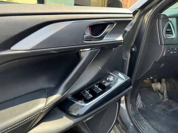 Car image 24