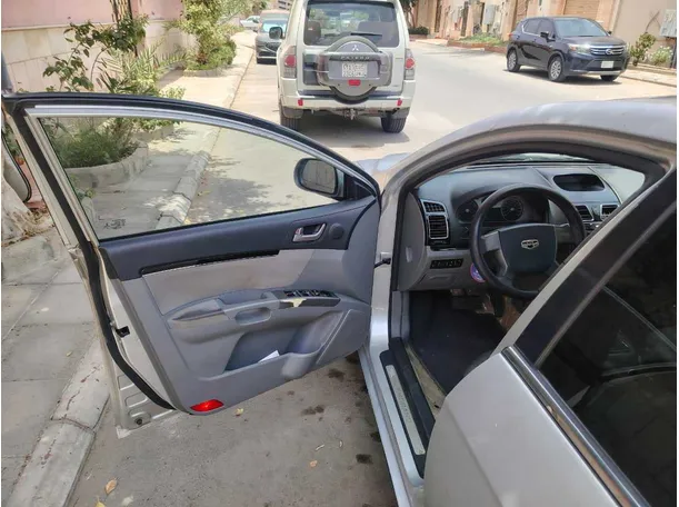 Car image 12