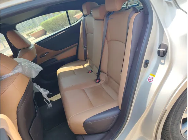 Car image 16