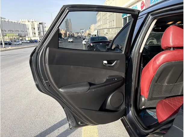 Car image 14