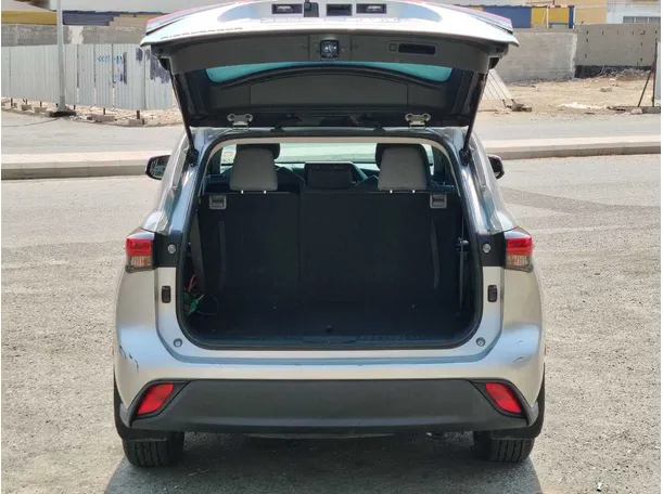 Car image 26