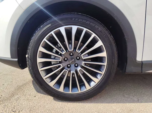 Car image 10