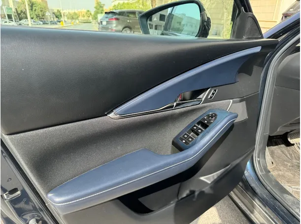 Car image 19
