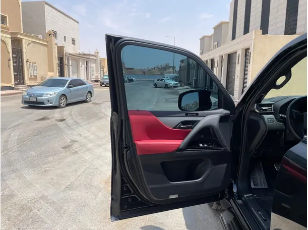 Car image 10