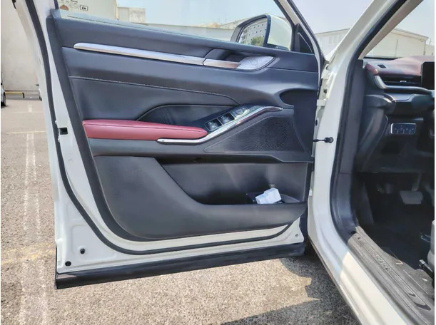 Car image 10