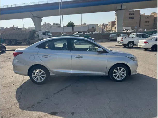Car image 4