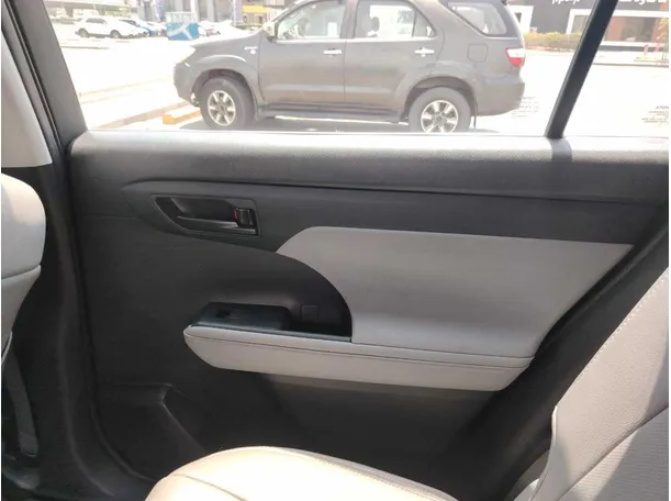 Car image 36