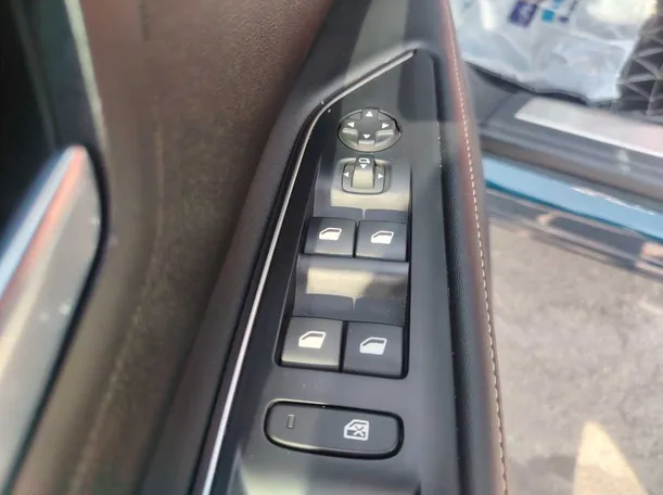 Car image 25