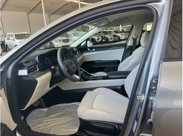 Car image 10