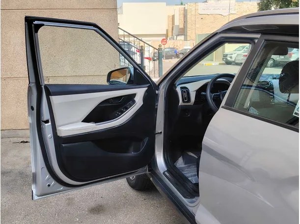 Car image 11