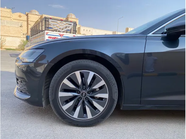 Car image 9