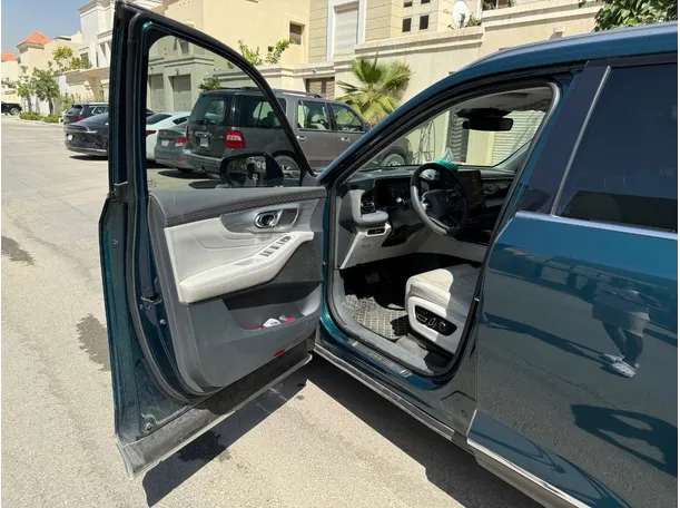 Car image 10