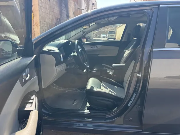 Car image 12