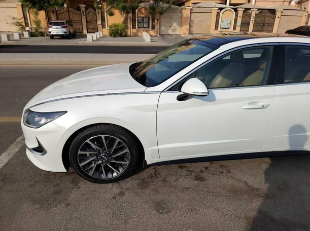 Car image 9