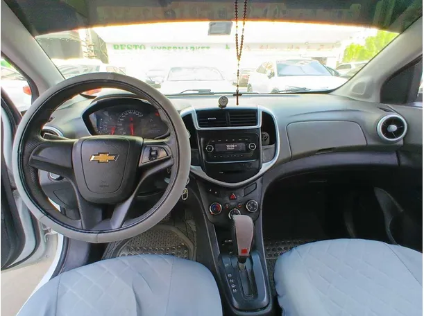 Car image 14