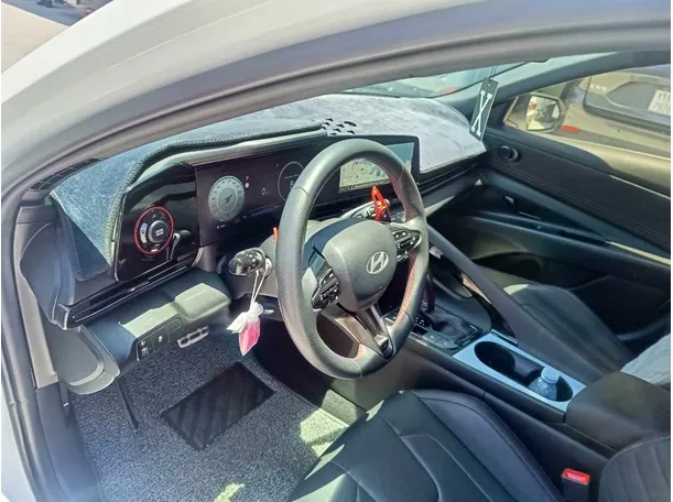 Car image 14