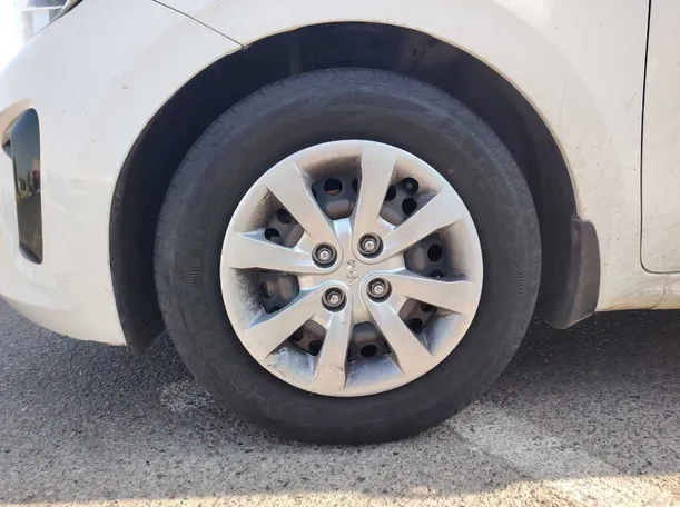 Car image 9