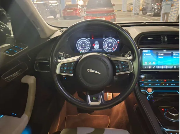 Car image 17