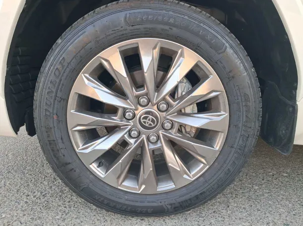Car image 9