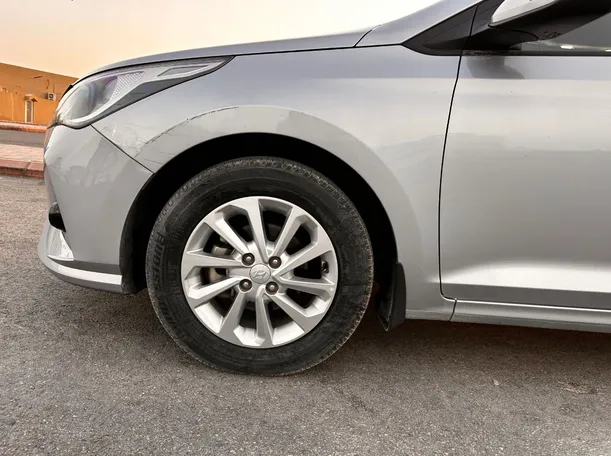 Car image 9