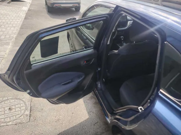 Car image 14