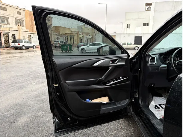 Car image 10